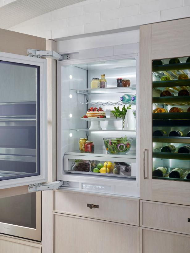 An-alternative-sized-refrigerator-is-a-great-fit-for-most-universal-kitchen-designs