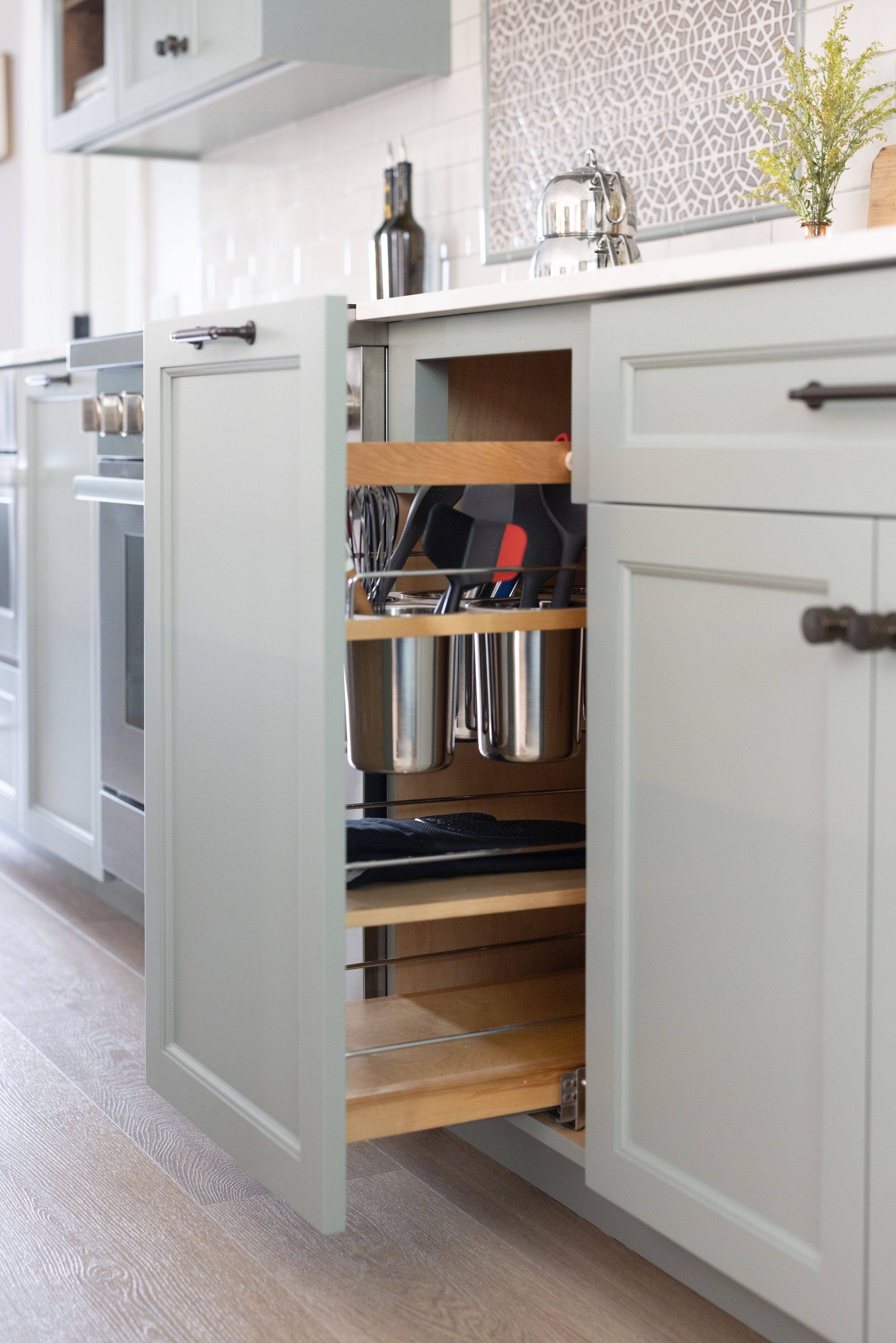 Smart-storage-solutions-keep-the-kitchen-tidy-and-organized