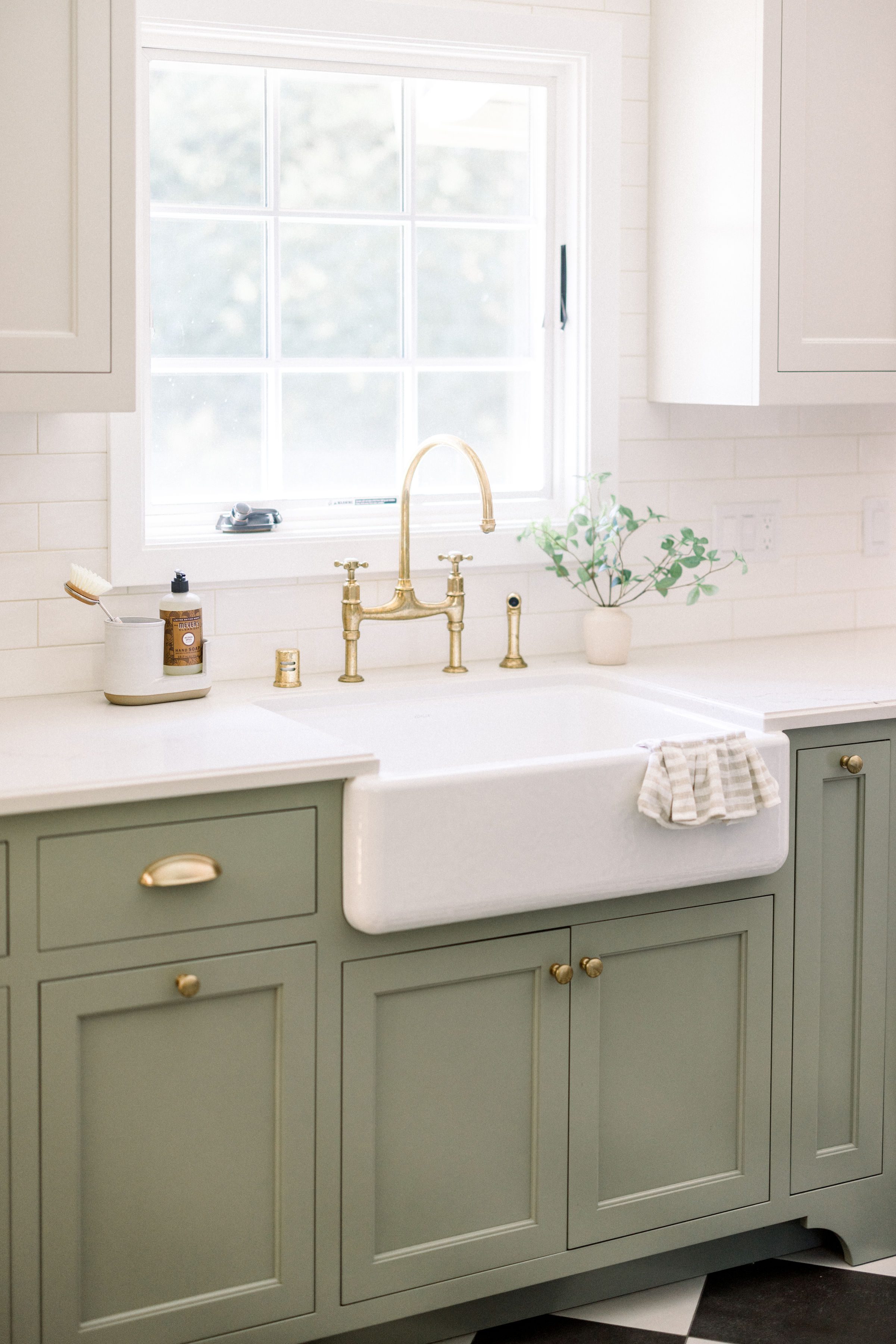 Natural-sink-in-an-eco-friendly-kitchen-remodel