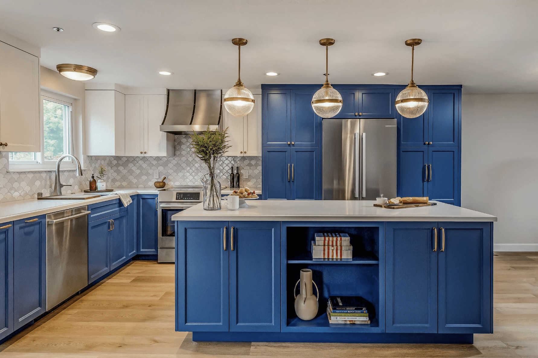 This-blue-and-white-kitchen-in-Santa-Clara-is-an-example-of-mastering-the-color-theory