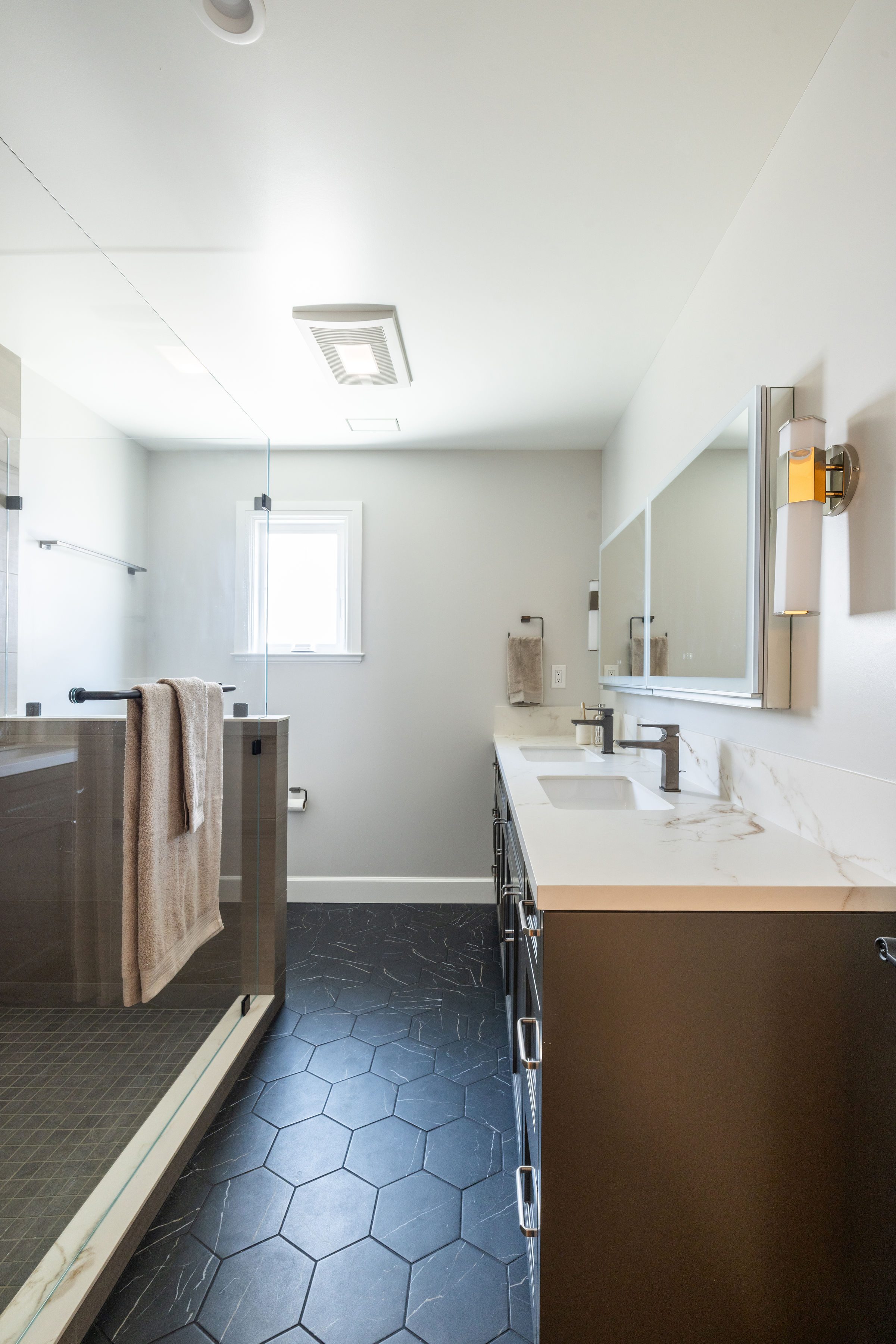 Porcelain tiles are the gold standard when it comes to bathroom flooring.